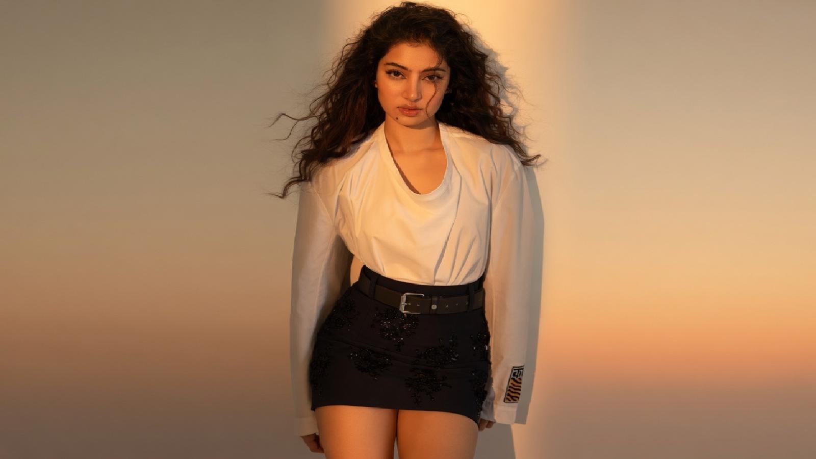 Sara arjun curly hair fashion 1600x900