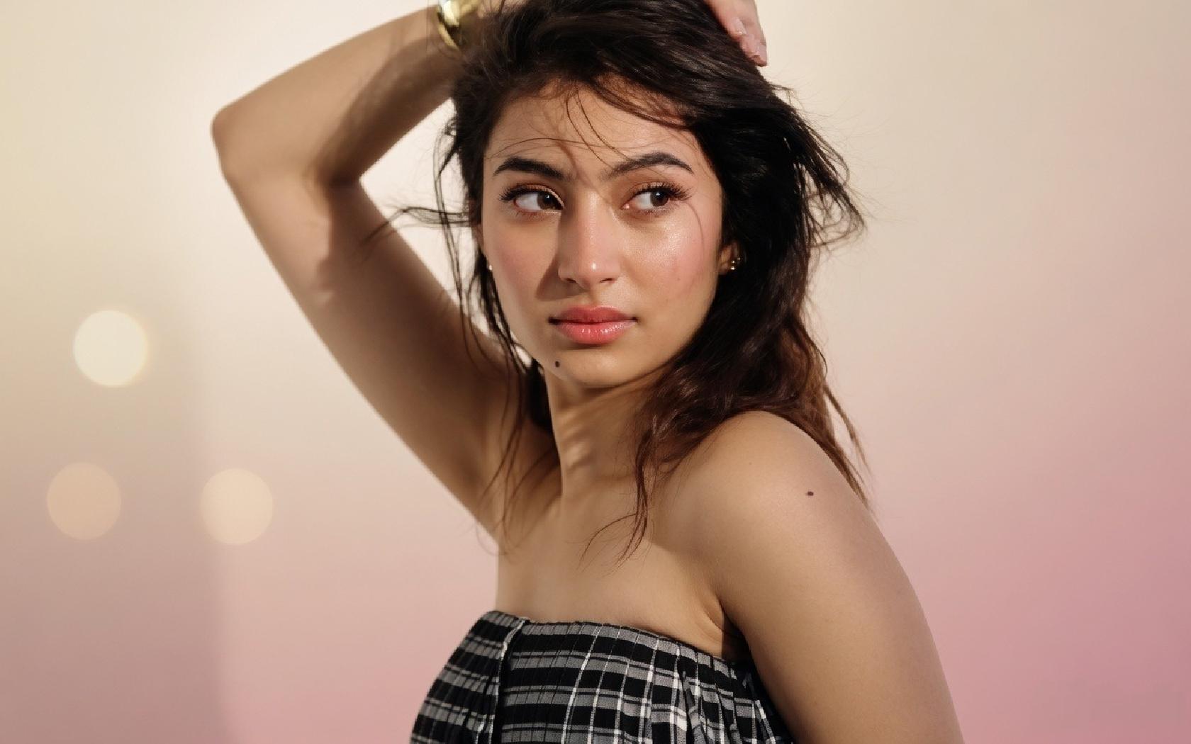 Sara arjun strapless plaid top 1680x1050