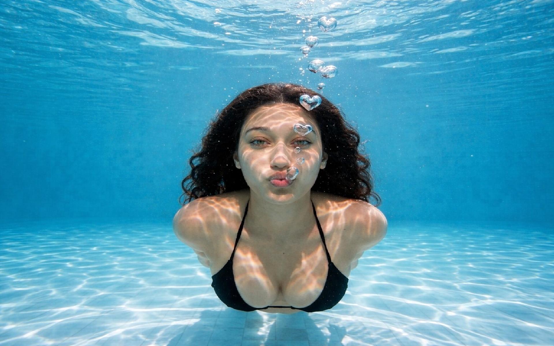 Girl bubble kiss blue pool 1920x1200