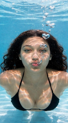 Girl bubble kiss blue pool 240x432